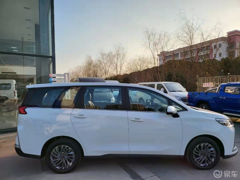 上汽大通g50plus 白色大气时尚