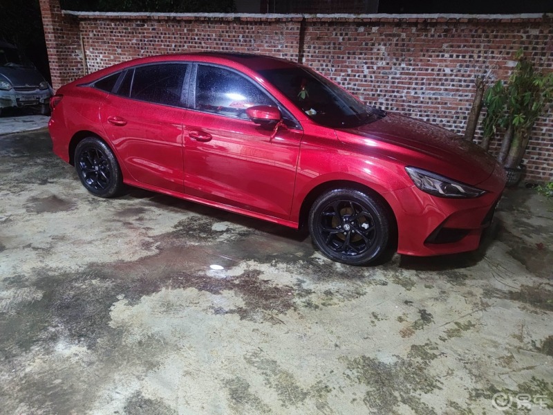 21款名爵5这这款车有1.5t版本和1.5l版本,1.5t版本是17寸的米其林轮