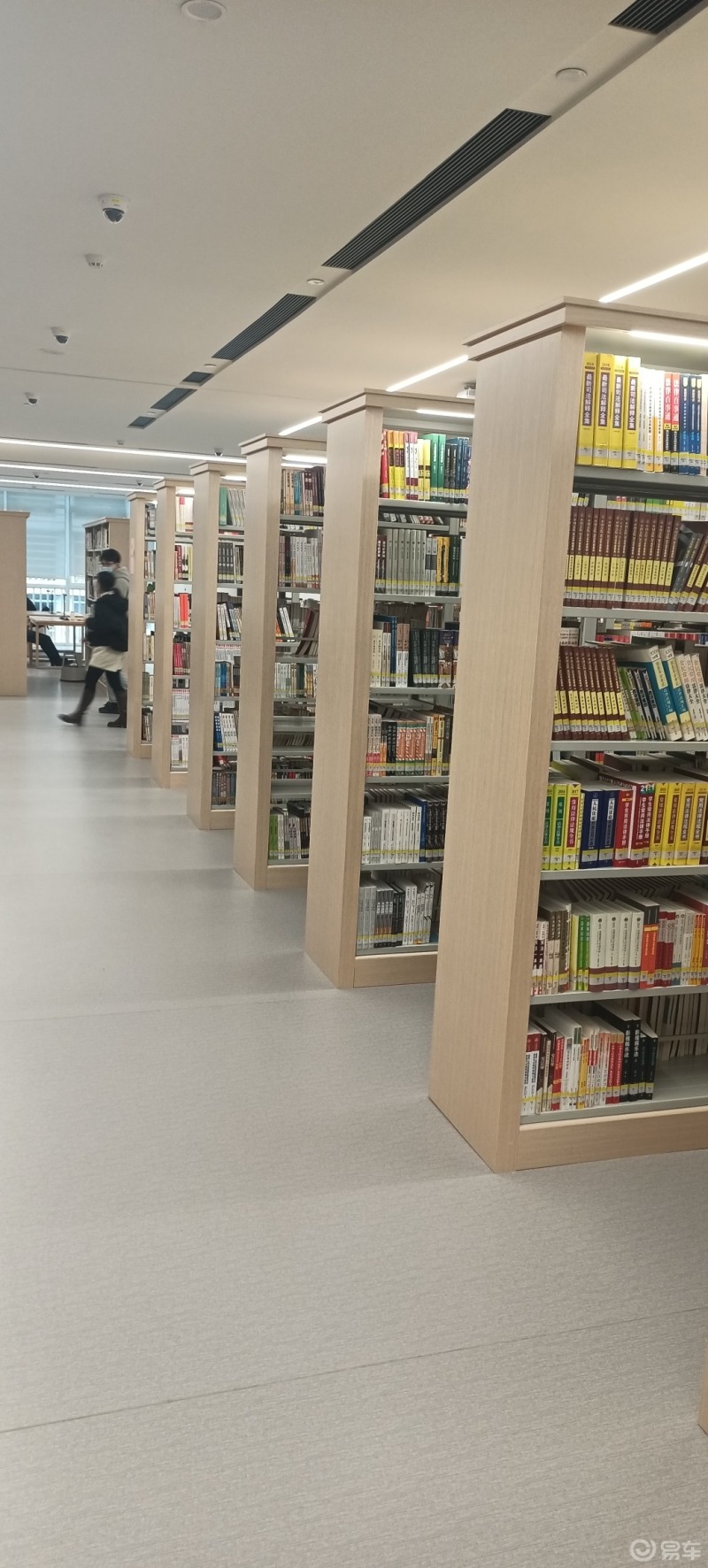 昨天是星期天休息刚好没事就开车过来广州市花都区图书馆这里的环境还