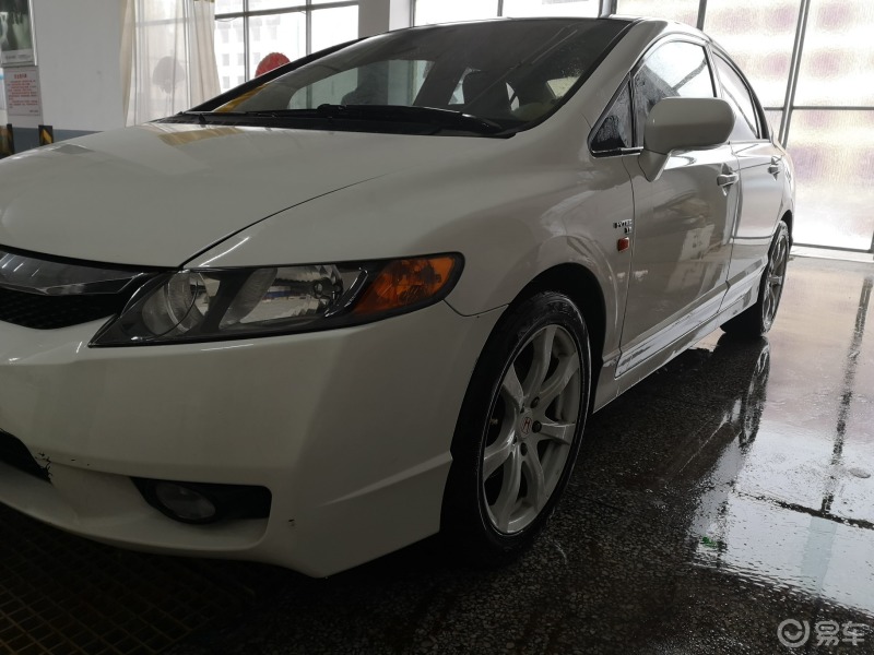 八代思域,今儿店里来辆白色的思域.看铭牌是2008年2月出厂的.