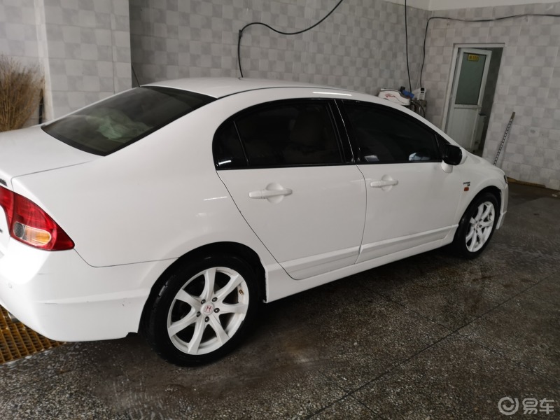 八代思域,今儿店里来辆白色的思域.看铭牌是2008年2月出厂的.