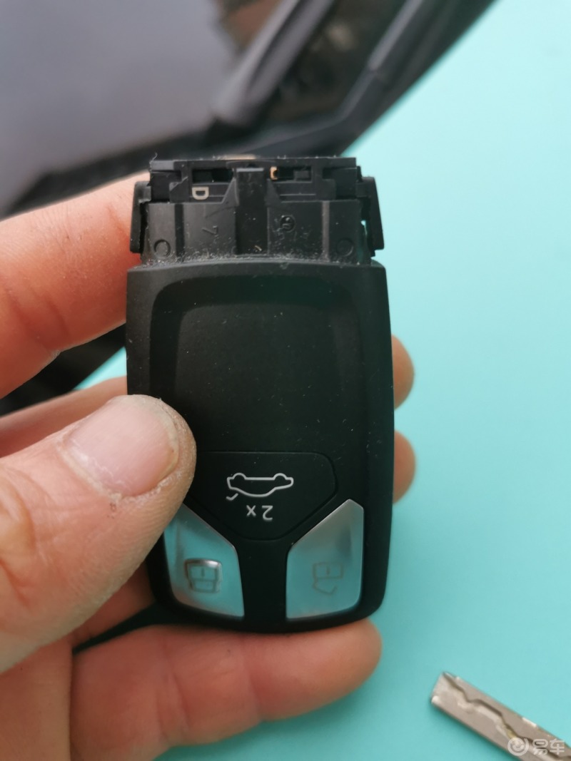 奥迪a4手把手叫你更换遥控器电池