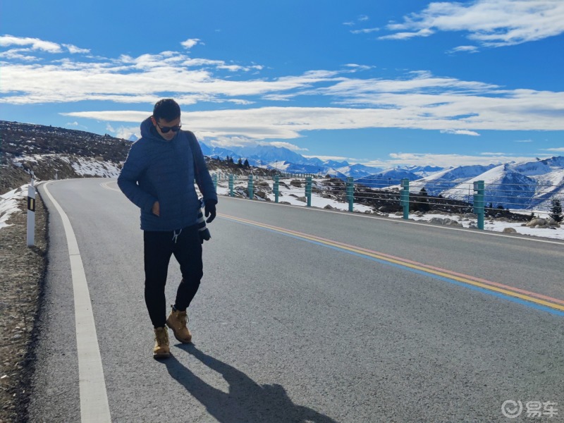 男人登雪山图片图片