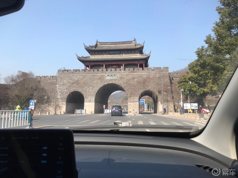 十里青山半入城万亩碧波涌西门