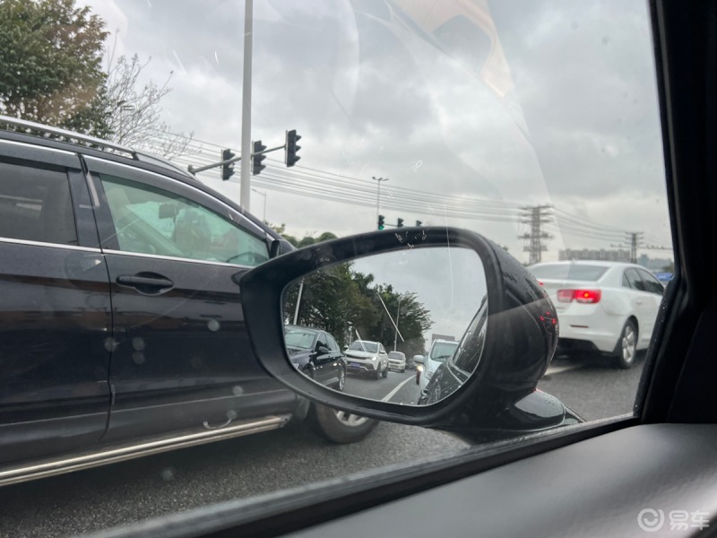 新手女司机终于开车出门了