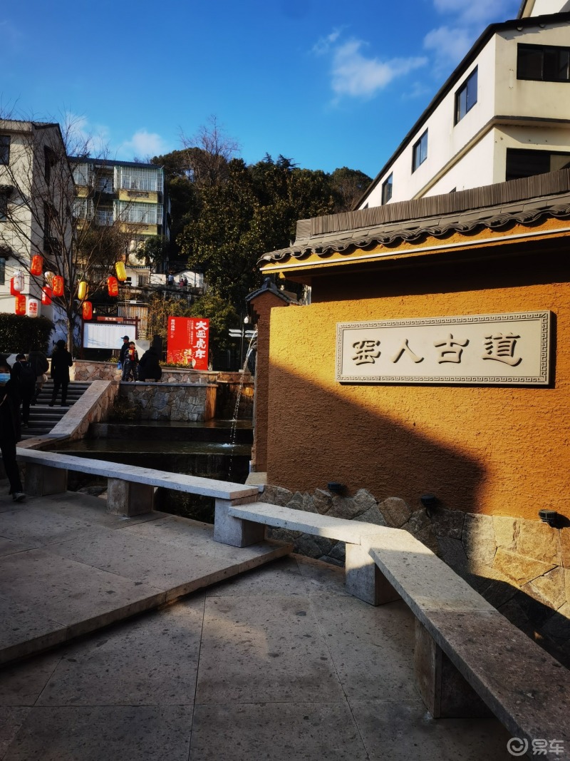 瓶窑老街位于瓶窑镇里窑社区,苕溪西岸,老街的命名来源于还没改造时的