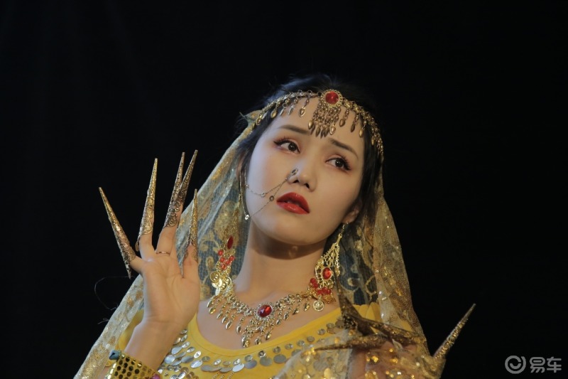 每日一图楼兰美女装扮的模特儿在相机年会上配合摄影师们拍摄