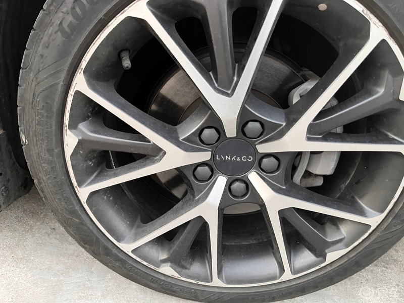 领克03用的是多幅铝合金轮毂以其美观大方,安全舒适等特点,还可以提高