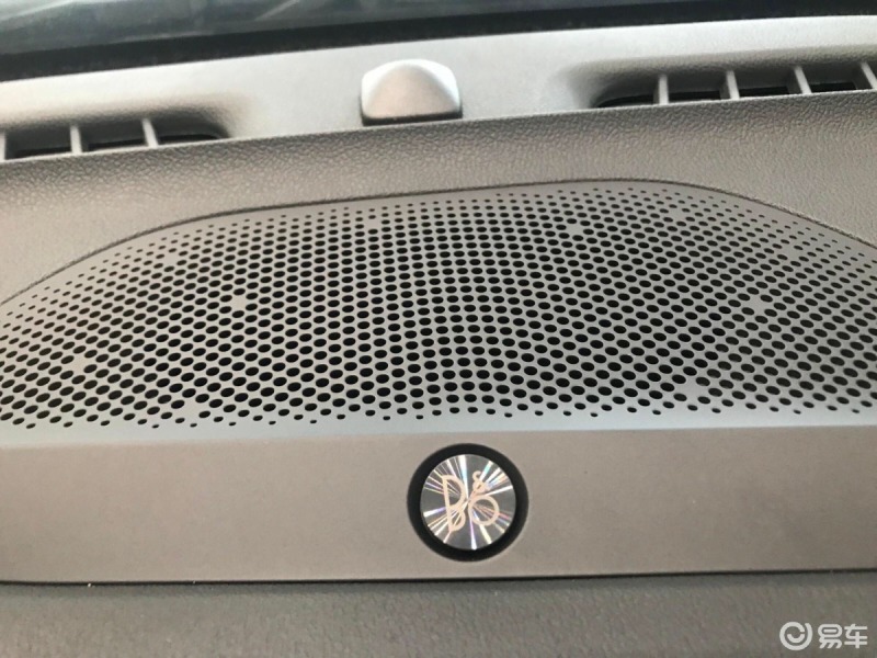 在最新的21款福克斯,车上还配备了一套10个扬声器的b&o音响,在后