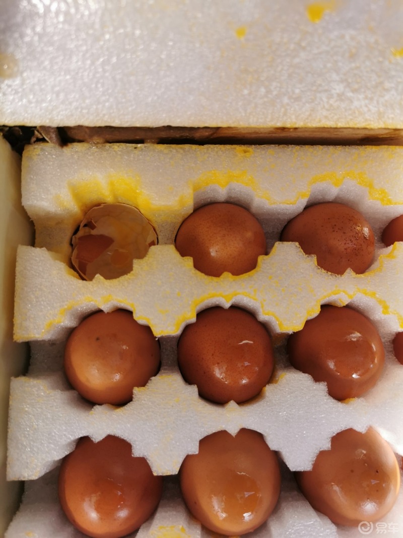 用车币在易车商城购买的鸡蛋,收到货后看到外包装有鸡蛋清,打开后发现