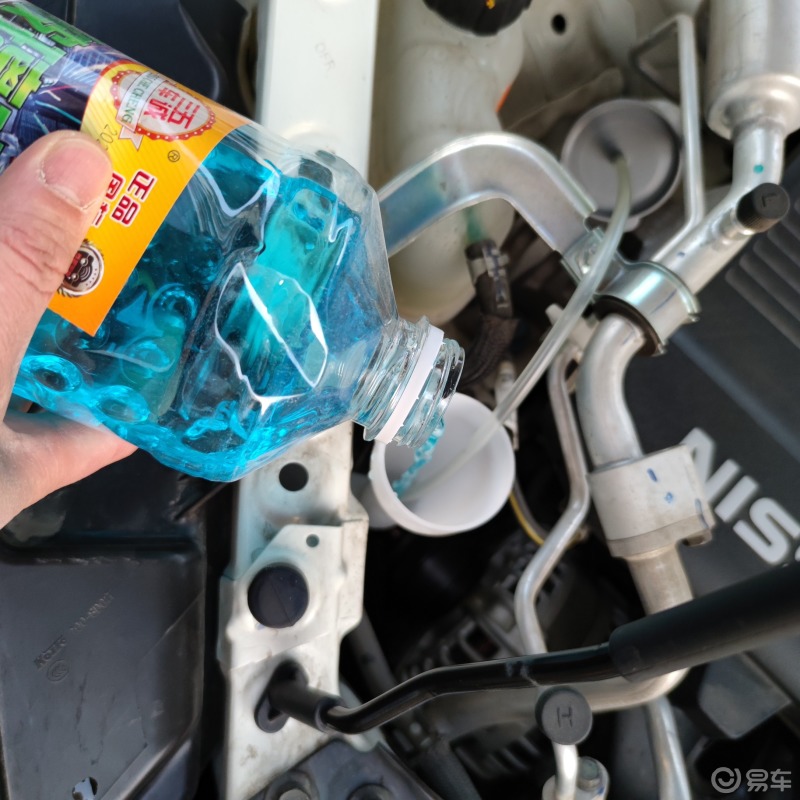 加玻璃水,日产逍客的玻璃水储存的位置位于发动机舱盖压力挺杆的后侧