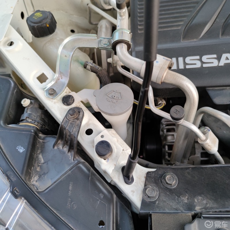 加玻璃水,日产逍客的玻璃水储存的位置位于发动机舱盖压力挺杆的后侧