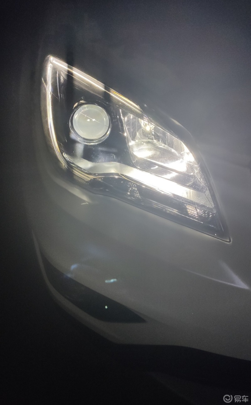 改装方面: 车车的鹰眼大灯看着挺霸气的,但是这个卤素大灯就是不亮,在
