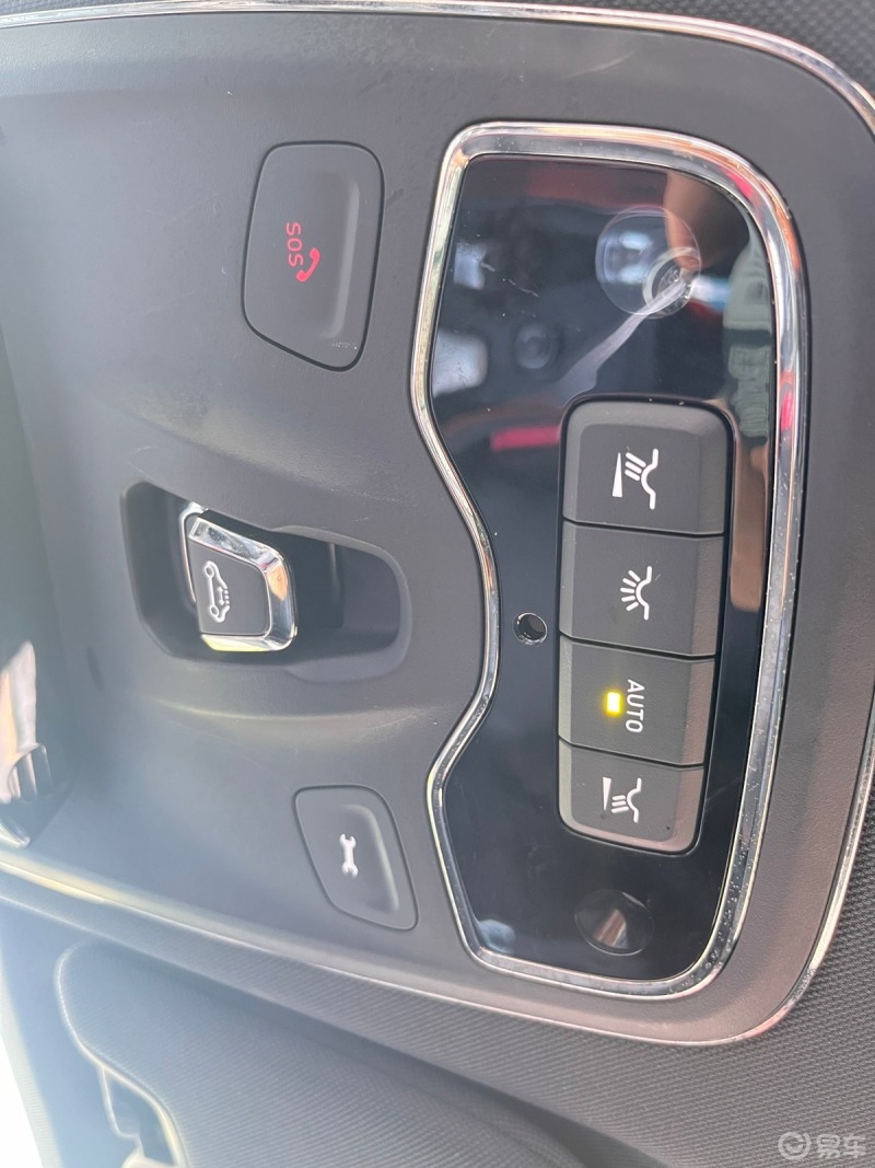 领克的头顶上这个atuo按键是自动阅读灯,按下会开门自动开灯,左右两个