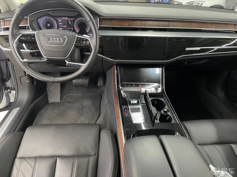 20年奥迪a8 55四驱豪华