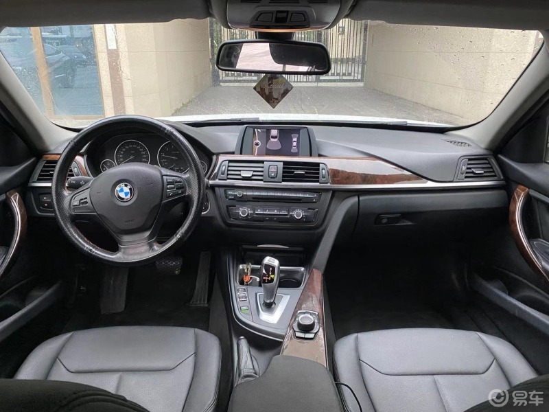 13年宝马320li豪华设计套 一手过进,外白内黑经典搭配,桃木内饰,车子