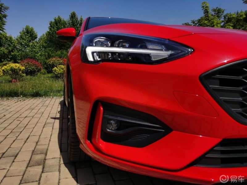 福克斯红武士,够酷够动感首先和速腾相比福克斯一眼就能看出来的就是