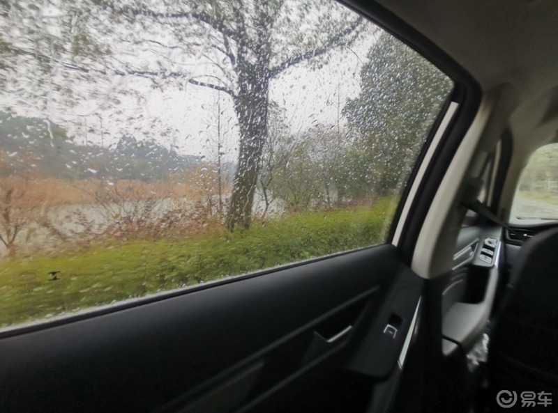 享受雨天在车里看雨的感觉