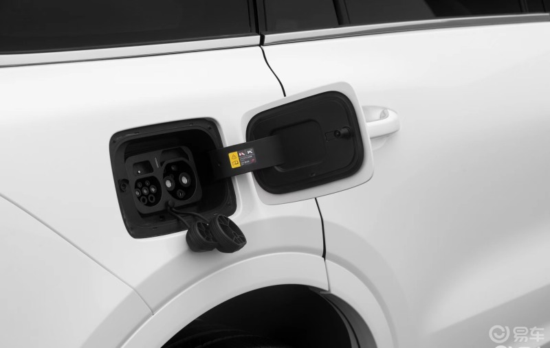 理想one充电口怎么开?