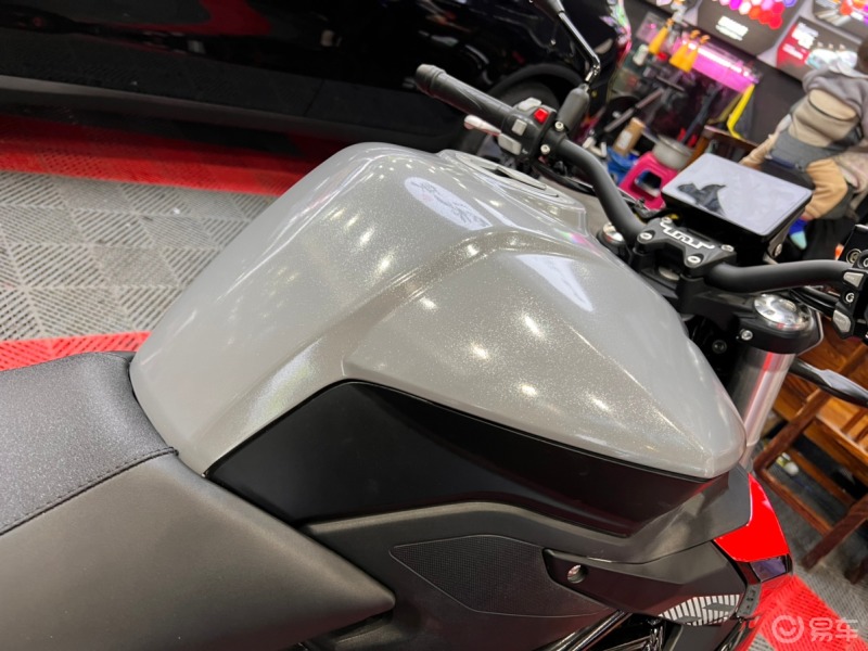 把心爱的机车 黄龙600  穿上一件金闪闪的衣裳 瞬间提高了档次哈!