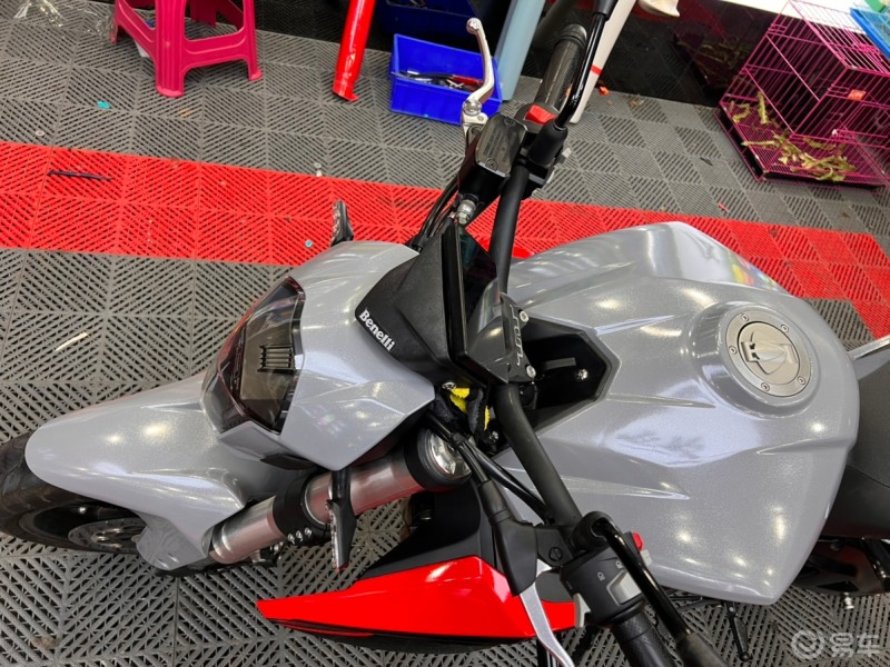 把心爱的机车 黄龙600  穿上一件金闪闪的衣裳 瞬间提高了档次哈!