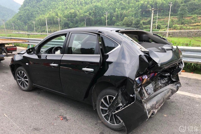 经典轩逸被追尾直接变两厢车.