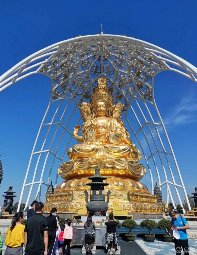 春季踏青#大华兴寺位于深圳东部华侨城的"观音座莲"山上,寺庙规模