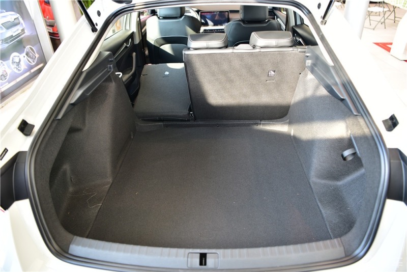 掀背式后备箱成就明锐pro大空间