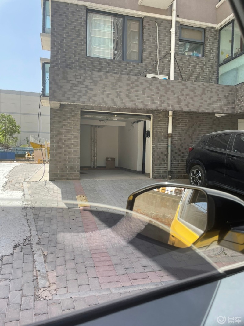 我家里楼下就是车库,里间还可以放一些杂物
