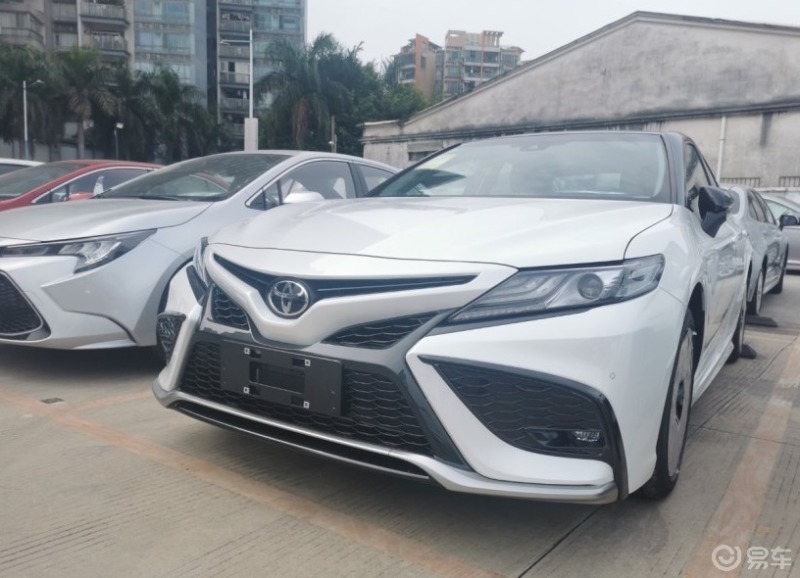 贵一点还是有道理的,黑白双拼比灰色好看很多_凯美瑞社区_易车社区