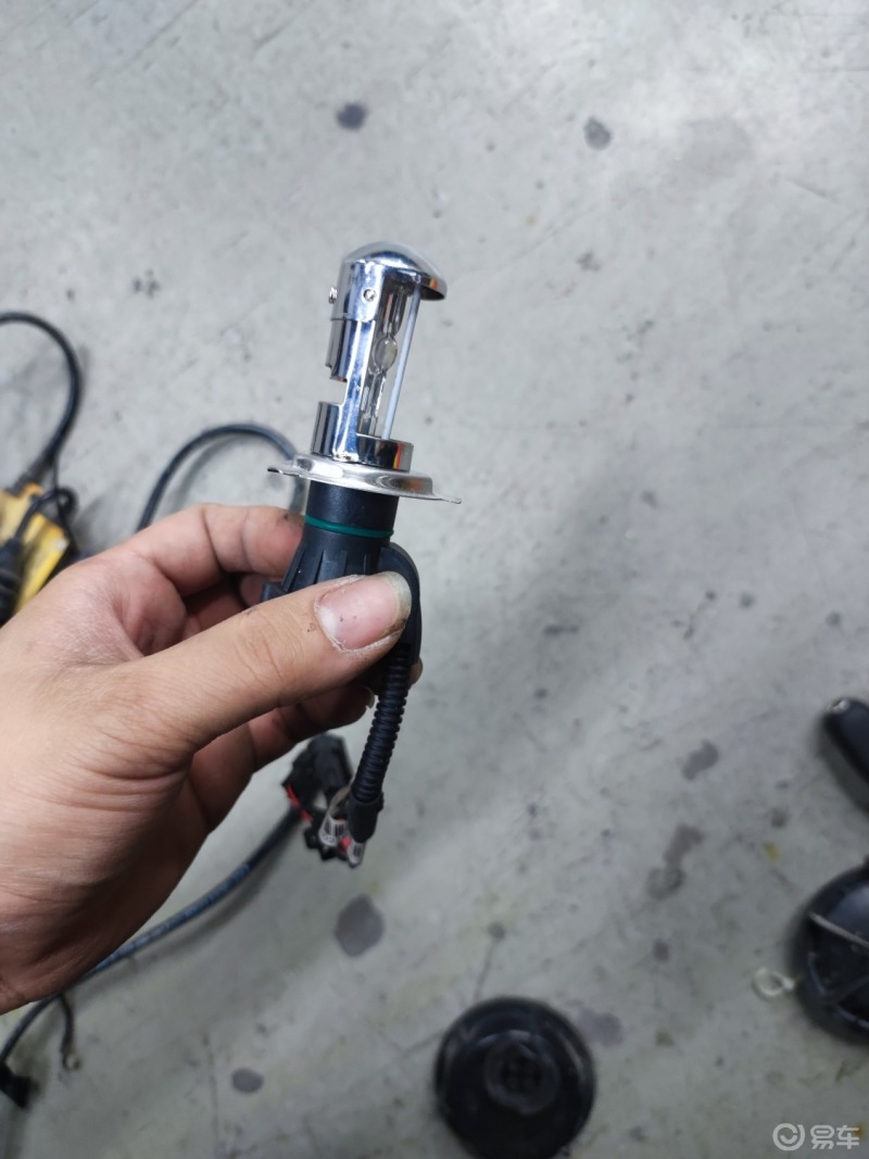 前几天大灯又烧了 没听错 是又以前用的是氙气灯(图二)亮是挺亮的