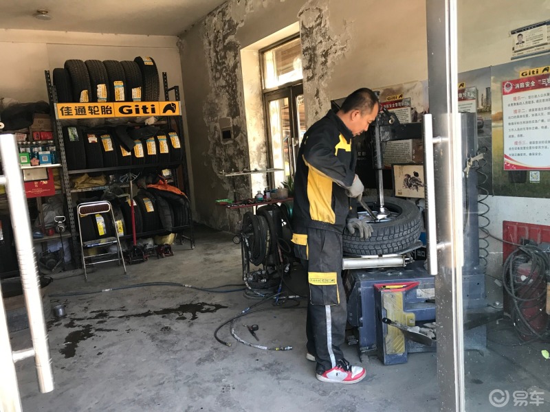 都是自己换,这次发现有个轮胎上扎了一个钉子,所以就一起到修理部换
