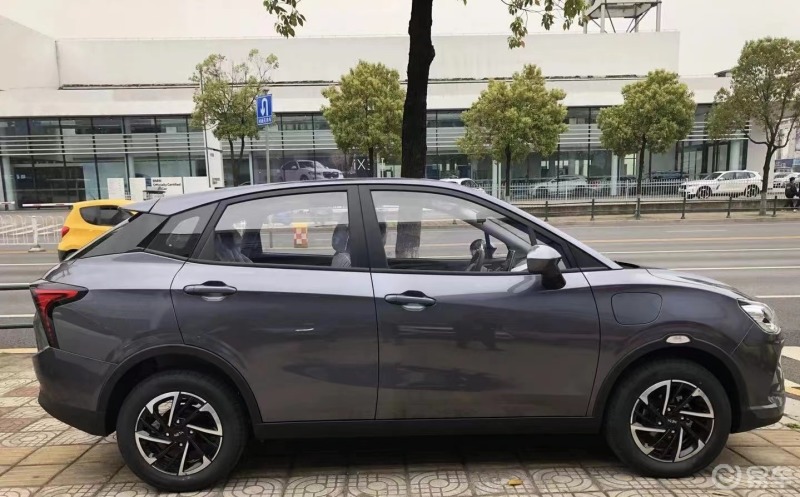 很荣幸在2020年12月初购入的哪吒v699脚刹4座版,是第一批哪吒v老非菜