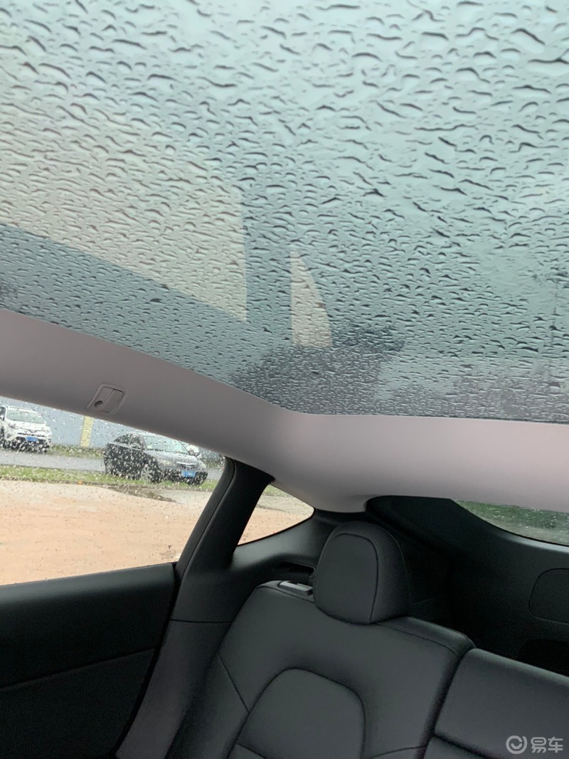 又晒又热,特斯拉全景天窗要不要贴膜?