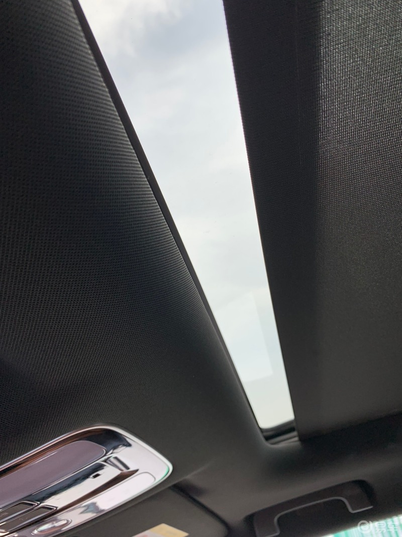 理想one设置了全景天窗以及遮阳帘,分别设