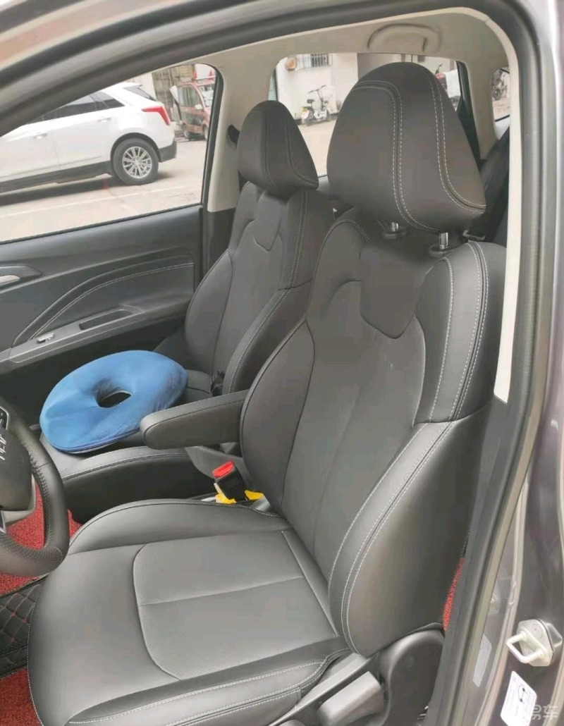 哪吒v的舒适度是挺不错的,正副驾驶座椅是运动风格的皮座椅,时尚设计.