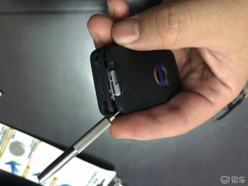 沃尔沃xc60更换汽车钥匙电池