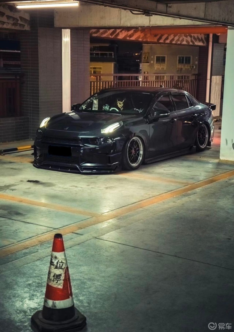 领克03黑武士低趴姿态一低遮三丑是改装界永恒不变的真理,换装了气动