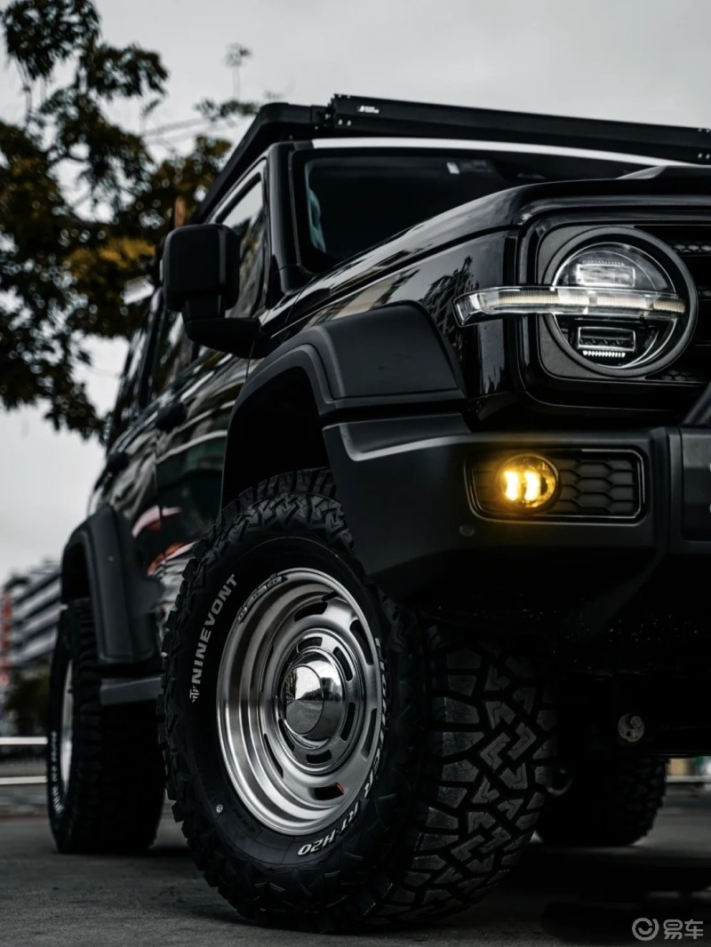 开车去接我的girl,黑色坦克300真的很酷,复古的味道是最深沉的,方方正