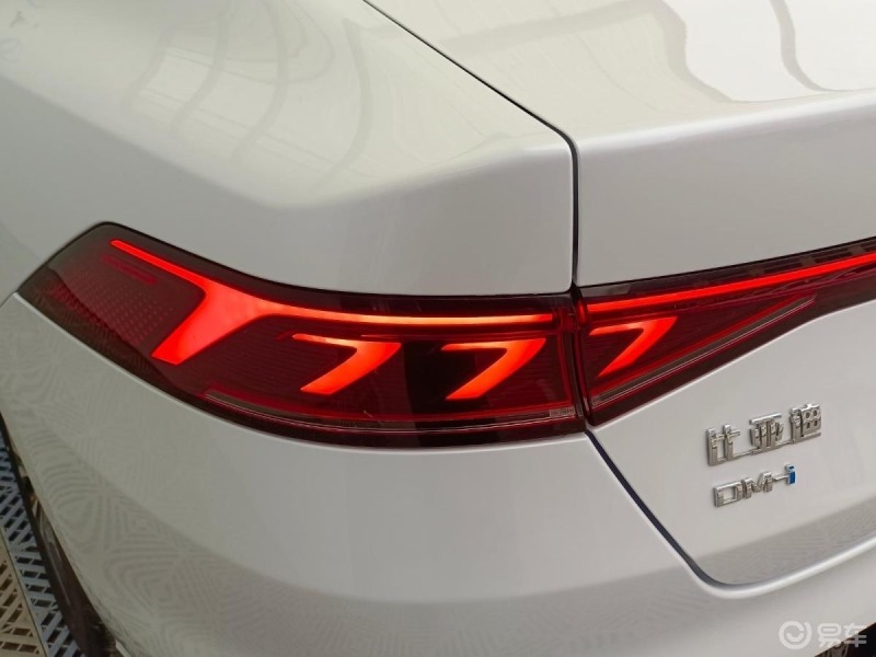 今天来聊一聊比亚迪秦plusdmi这款车它的前后尾灯设计