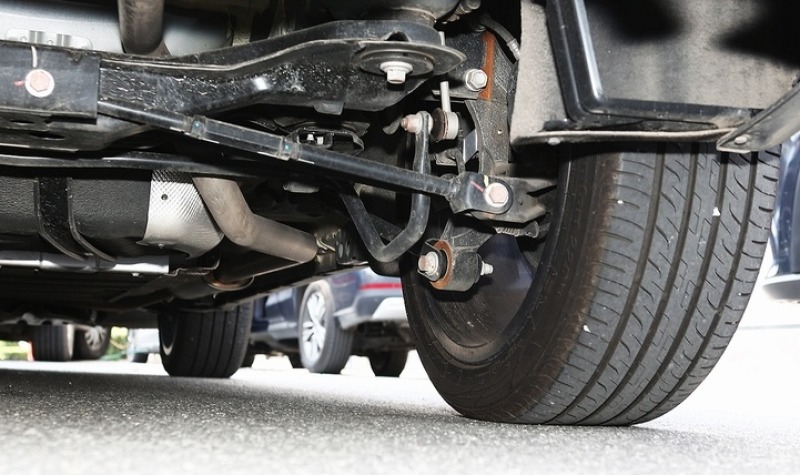 比亚迪唐多连杆式独立悬架