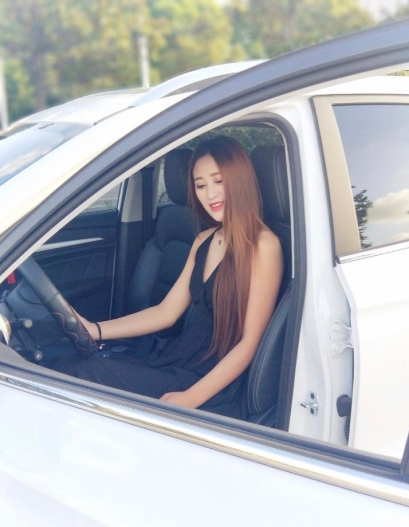 xdm猜车咯图中的大美女这么漂亮,你觉得她开的是什么车子呢,价格在多