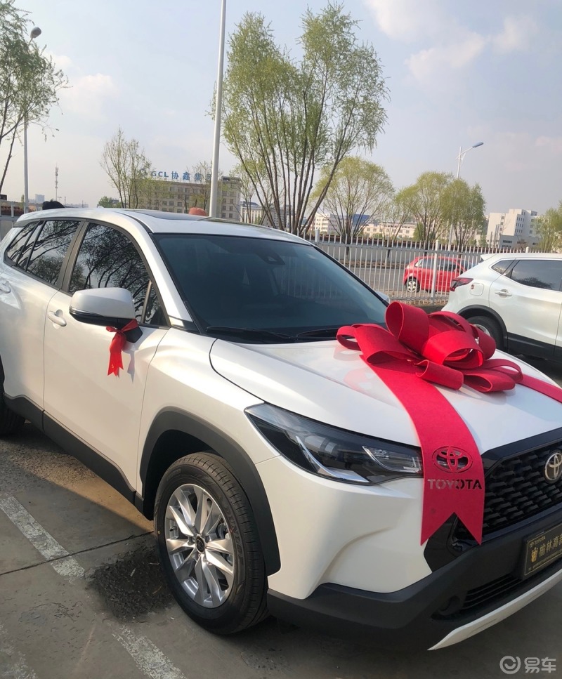 恭喜我小表妹今年19岁喜提新车,落地价13万多,丰田锋兰达,2.