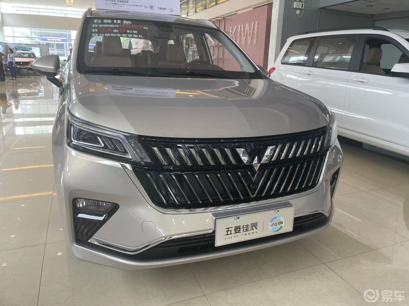 七座五菱佳辰享受家庭快乐时光