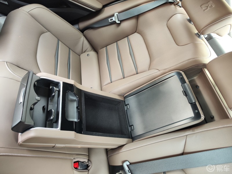 比亚迪汉的后排中央扶手