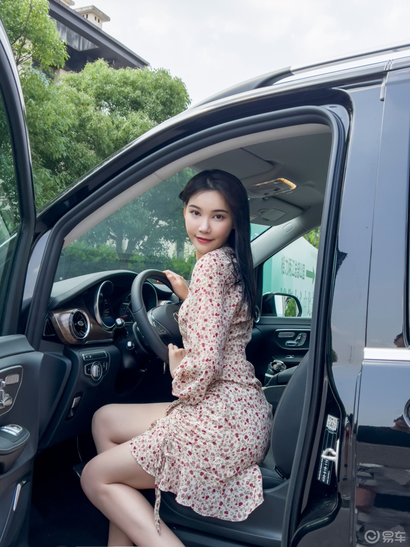 美女邮集性感辣妹就爱奔驰v260