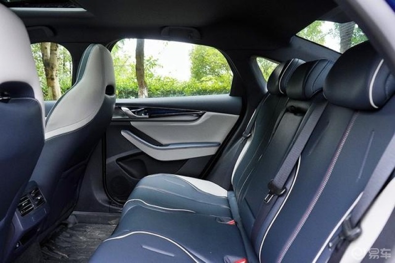 比亚迪秦plusdmi的后排空间表现