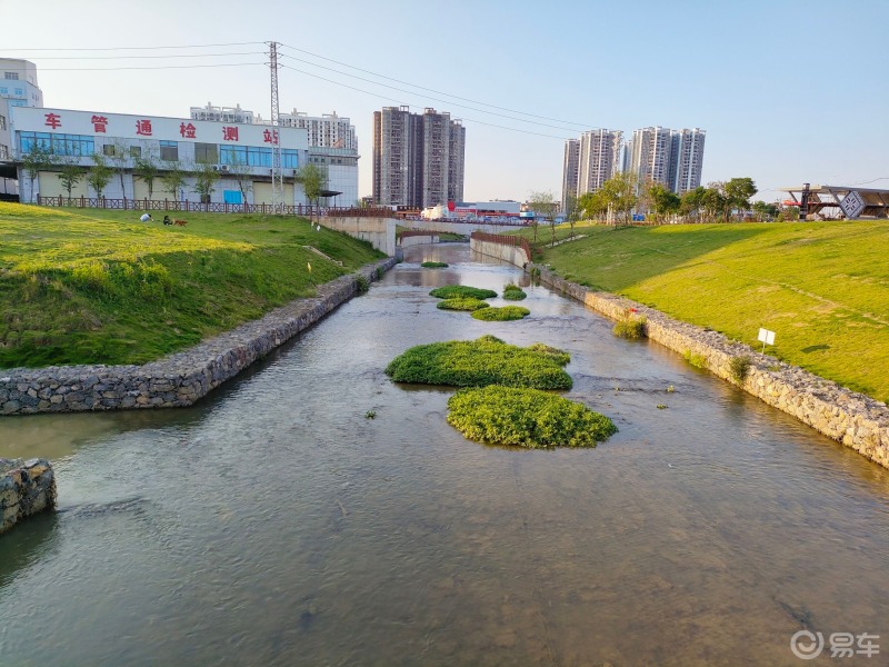 今天是星期六,南宁难得有一天的晴朗天气,一家人开着爱车到了北湖路