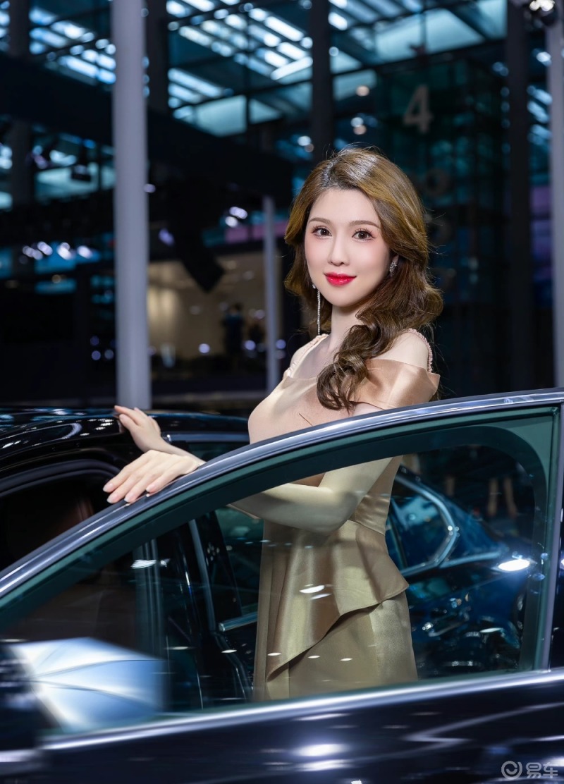 2022粤港澳大湾区车展#沃尔沃展台模特:祺祺