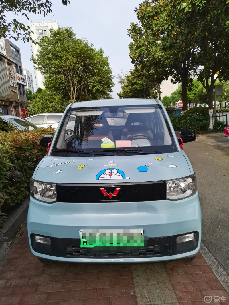 9696五菱宏光迷你mini電動車小巧玲瓏,超級可愛,受到了許多女孩